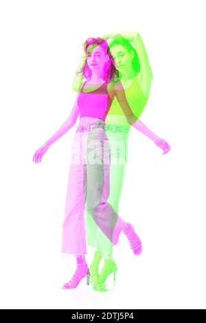 Schritte. Multiple Portrait mit Glitch-Duoton-Effekt. Mehrfachbelichtung, abstrakte modische Schönheit Foto. Junge schöne weibliche Modell posiert. Jugendkultur, zusammengesetztes Bild, modische Menschen. Stockfoto