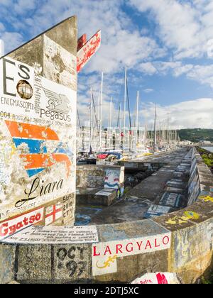 Die Marina mit den berühmten Zeichnungen und Gemälden von Seeleuten, ein Wahrzeichen von Horta. Horta, der Hauptort auf Faial. Faial Island, eine Insel im AZO Stockfoto