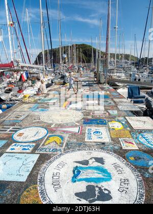 Die Marina mit den berühmten Zeichnungen und Gemälden von Seeleuten, ein Wahrzeichen von Horta. Horta, der Hauptort auf Faial. Faial Island, eine Insel im AZO Stockfoto