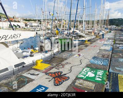Die Marina mit den berühmten Zeichnungen und Gemälden von Seeleuten, ein Wahrzeichen von Horta. Horta, der Hauptort auf Faial. Faial Island, eine Insel im AZO Stockfoto
