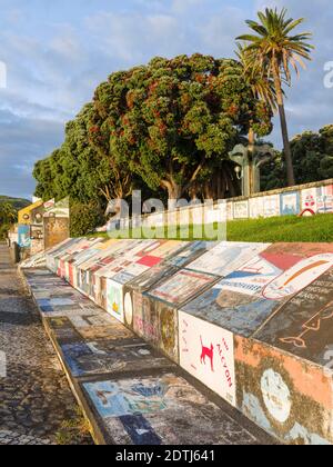 Die Marina mit den berühmten Zeichnungen und Gemälden von Seeleuten, ein Wahrzeichen von Horta. Horta, der Hauptort auf Faial. Faial Island, eine Insel im AZO Stockfoto