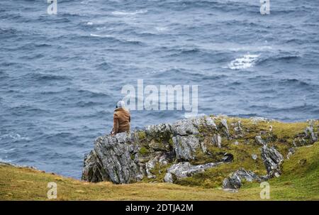 Frau mit Aussicht vom Sliabh LIAG, manchmal Slieve League oder Slieve LIAG, Berg an der Atlantikküste der Grafschaft Donegal, Irland Stockfoto