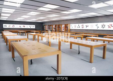 Hannover, 19. Dezember 2020: Leere Tische und Regale im verlassenen Apple Store Hannover, dessen Geschäftsräume aufgrund der Coronabeschränkungen der zweiten deutschen Coronasperre geschlossen sind. Stockfoto