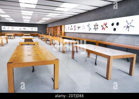 Hannover, 19. Dezember 2020: Leere Tische und Regale im verlassenen Apple Store Hannover, dessen Geschäftsräume aufgrund der Coronabeschränkungen der zweiten deutschen Coronasperre geschlossen sind. Stockfoto