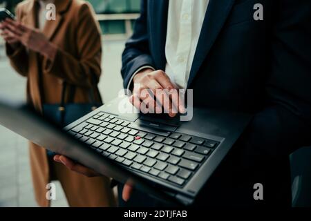 Nahaufnahme gemischt Rennen Business-Mann tippen auf Laptop Recherche Für Arbeitsprojekt Stockfoto