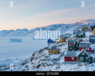 Stadt Uummannaq im Winter im Norden Grönlands. Hintergrund ist Nussuaq (Nugsuaq) Halbinsel. Amerika, Nordamerika, Dänemark, Grönland Stockfoto