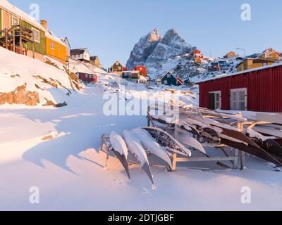 Stadt Uummannaq im Winter im Norden Grönlands. Amerika, Nordamerika, Dänemark, Grönland Stockfoto