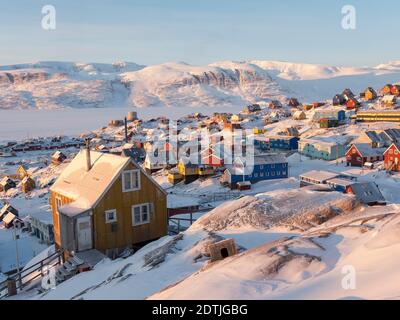 Stadt Uummannaq im Winter im Norden Grönlands. Hintergrund ist Nussuaq (Nugsuaq) Halbinsel. Amerika, Nordamerika, Dänemark, Grönland Stockfoto