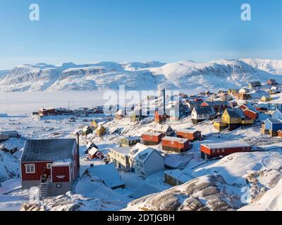 Stadt Uummannaq im Winter im Norden Grönlands. Hintergrund ist Nussuaq (Nugsuaq) Halbinsel. Amerika, Nordamerika, Dänemark, Grönland Stockfoto