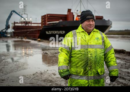 Großbritannien / Essex/ Hafenarbeiter Kevin lädt Schrott in Olivers Wharf in Brightlingsea.das Schiff exportiert Schrott nach Spanien. Stockfoto