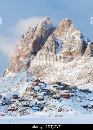 Stadt Uummannaq im Winter im Norden Grönlands, vom gefrorenen Fjord aus gesehen. Amerika, Nordamerika, Dänemark, Grönland Stockfoto