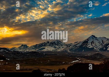 Sonnenuntergang auf dem Gran Sasso Gebirge, mit dem Corno Grande, Monte Prena und Monte Camicia. Gran Sasso und Nationalpark Monti della Laga, Abruzzen Stockfoto