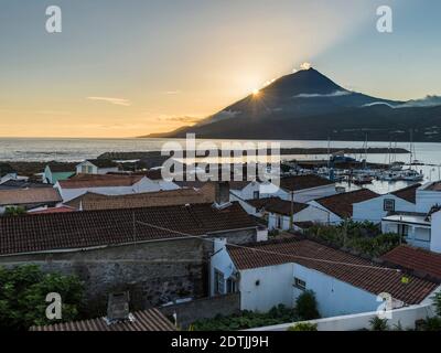 Sonnenuntergang über dem Vulkan Pico. Dorf Lajes do Pico auf der Insel Pico, einer Insel auf den Azoren (Ilhas dos Acores) im Atlantischen Ozean. Die Azoren sind ein A Stockfoto