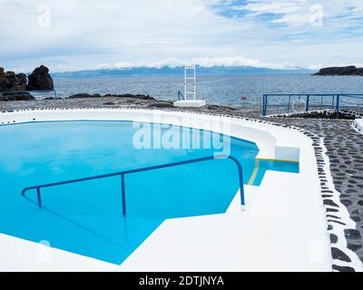 Strand und Schwimmbäder in Furna de Santo Antonio. Pico Island, eine Insel auf den Azoren (Ilhas dos Acores) im Atlantischen Ozean. Die Azoren sind ein Stockfoto