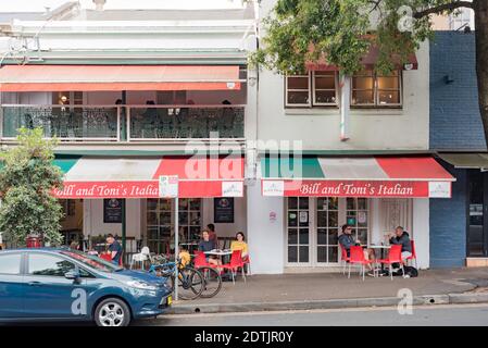 Bill and Toni's Restaurant in Darlinghurst, Sydney, ist seit seiner Eröffnung im Jahr 1965 eine Legende der Stadt. Es serviert Pasta, riesige Schnitzel 6:00-12:00 Uhr Stockfoto