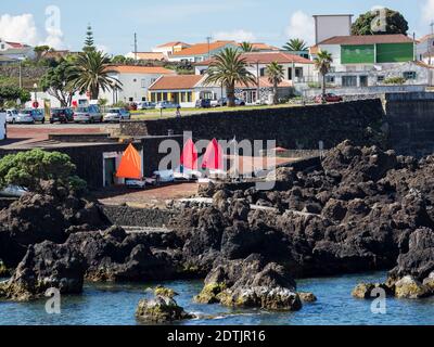 Dorf Madalena, der Hafen. Pico Island, eine Insel auf den Azoren (Ilhas dos Acores) im Atlantischen Ozean. Die Azoren sind eine autonome Region von P Stockfoto