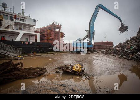 Großbritannien / Essex/ Schrottmetall bei Olivers Wharf in Brightlingsea, das auf ein Schiff verladen und dann nach Spanien exportiert werden soll. Stockfoto