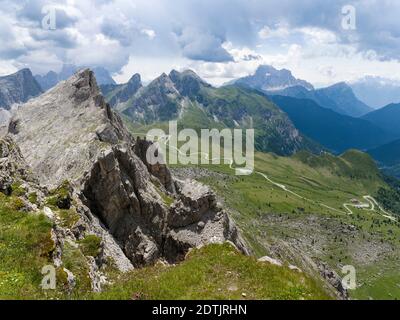 Dolomiten am Passo Giau. Blick von Nuvolau Richtung Monte Cernera und Monte Mondeval. Die Dolomiten sind Teil des UNESCO-Weltkulturerbes. Europa, Cen Stockfoto