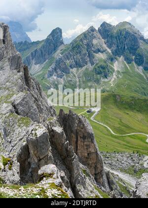 Dolomiten am Passo Giau. Blick von Nuvolau Richtung Monte Cernera und Monte Mondeval. Die Dolomiten sind Teil des UNESCO-Weltkulturerbes. Europa, Cen Stockfoto