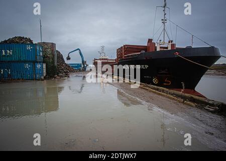 Großbritannien / Essex/ Schrottmetall bei Olivers Wharf in Brightlingsea, das auf ein Schiff verladen und dann nach Spanien exportiert werden soll. Stockfoto