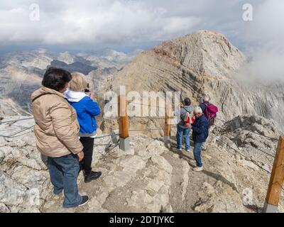 Besucher von Tofana di Mezzo, Blick in Richtung Tofana di Dentro in der Nähe von Cortina d'Ampezzo . Die Tofane sind Teil des UNESCO Welterbes der Dolomiten. Stockfoto