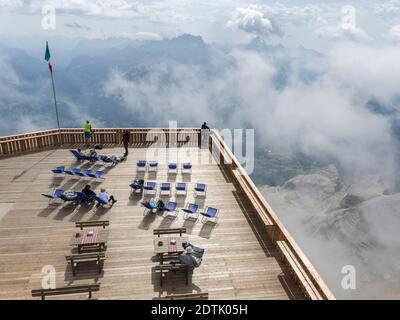 Aussichtsplattform der Seilbahn auf die Tofana di Mezzo in den dolomiten von Venetien bei Cortina d'Ampezzo . Die Tofane sind Teil der UNESCO Stockfoto