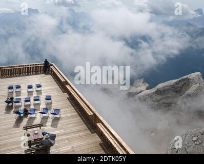 Aussichtsplattform der Seilbahn auf die Tofana di Mezzo in den dolomiten von Venetien bei Cortina d'Ampezzo . Die Tofane sind Teil der UNESCO Stockfoto