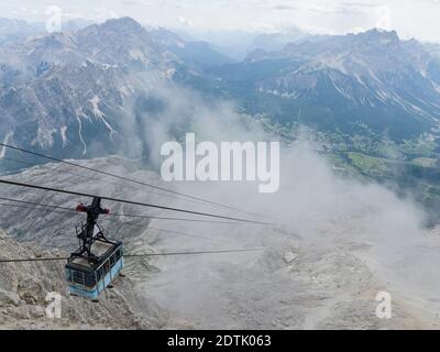 Seilbahn auf die Tofana di Mezzo in den dolomiten von Venetien bei Cortina d'Ampezzo. Die Tofane sind Teil des UNESCO-Welterbes Dolo Stockfoto