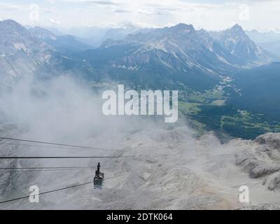 Seilbahn auf die Tofana di Mezzo in den dolomiten von Venetien bei Cortina d'Ampezzo. Die Tofane sind Teil des UNESCO-Welterbes Dolo Stockfoto