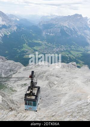 Seilbahn auf die Tofana di Mezzo in den dolomiten von Venetien bei Cortina d'Ampezzo. Die Tofane sind Teil des UNESCO-Welterbes Dolo Stockfoto