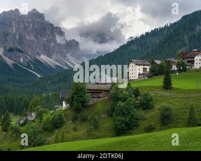 Traditionelle Bauernhöfe in den Bergdörfchen Viles bei Mischi und Seres, Campill, Gadertal, Dolomiten. Europa, Mitteleuropa, Italien, Südtirol Stockfoto