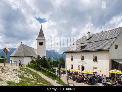 Berggasthof Heilig Kreuz, Rifugio San Croce. Bergkette Kreuzkofel - Sasso santa Croce im Naturpark Fanes Sennes Prags. Europa, Mittel Stockfoto