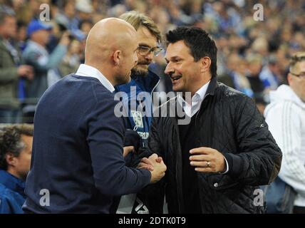 Gelsenkirchen, Deutschland. 20. Okt 2017. firo Fußball, Fußball, 20.10.2017 1. Bundesliga, 1. BL Saison 2017/2018 FC Schalke 04 - FSV FSV Mainz 05 2: 0 S04 Manager Christian Heidel, FSV Manager Sports Director Management Sport Rouven Schroder Schroeder, Gruß, Geste, Geste Quelle: dpa/Alamy Live News Stockfoto