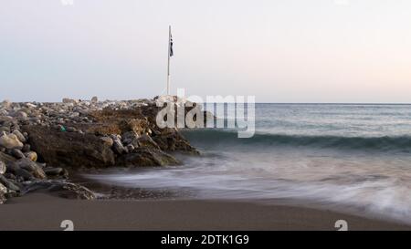 Eine schöne Aufnahme der Küste in Keratokampos, Kreta Stockfoto