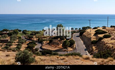 Eine schöne Aufnahme der Straße in der Nähe der Küste in Keratokampos, Kreta Stockfoto