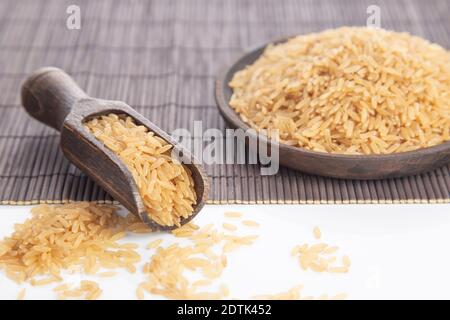 Nahaufnahme, selektiver Fokus, brauner Reis auf Holzplatte und Löffel. Stockfoto