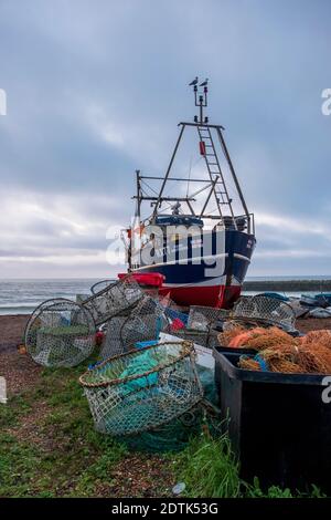 Hastings, East Sussex, Großbritannien. Dezember 2020. Bedeckt, windig und mild, aber mit wenigen Leuten, die am Old Town Stade Strand spazieren gehen. Carolyn Clarke/Alamy Live News Stockfoto