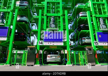 Viele Autos sind in automatischen mehrstufigen offenen Raum geparkt Parkplatz Stockfoto