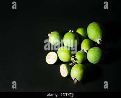 Feijoa (acca sellowiana, Ananas guava) Früchte auf schwarzem Hintergrund mit Kopierraum Stockfoto