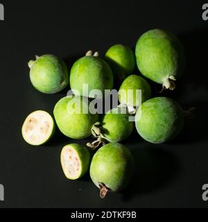 Feijoa (acca sellowiana, Ananas guava) Früchte auf schwarzem Hintergrund Stockfoto