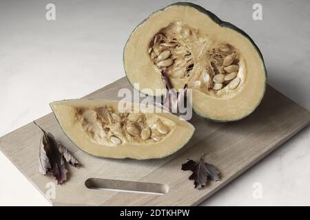 In Scheiben geschnittener, reifer Kürbis mit Samen in der Frucht Stockfoto