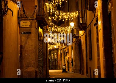 barcelona, spanien - 21. dezember 2020: Leere Straße weihnachten in barcelona in der Nacht Ausgangssperre für covid-19 Krise verhängt. Konzept der abgesagten weihnachten und Stockfoto