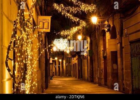 barcelona, spanien - 21. dezember 2020: Leere Straße weihnachten in barcelona in der Nacht Ausgangssperre für covid-19 Krise verhängt. Konzept der abgesagten weihnachten und Stockfoto