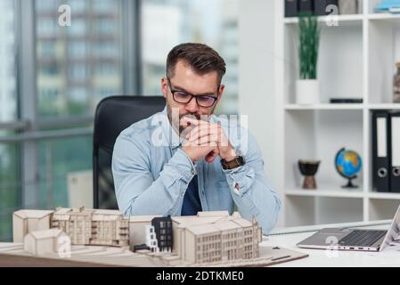 Schöner leitender Architekt fühlt sich besorgt über eine Konstruktion sein neues Projekt. Stockfoto