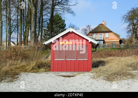 Der DLRG e.V. ist die weltweit größte Wasserrettungsorganisation. Das rote Haus befindet sich in Hohwacht / Ostsee. Alle Helfer arbeiten auf freiwilliger Basis. Stockfoto