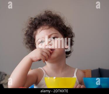 Day Dreaming Kleinkind spielt drinnen Stockfoto