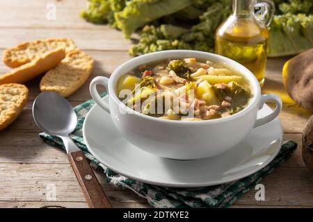 Cremige toskanische Suppe in Schüssel auf Holztisch Stockfoto