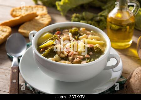 Cremige toskanische Suppe in Schüssel auf Holztisch Stockfoto