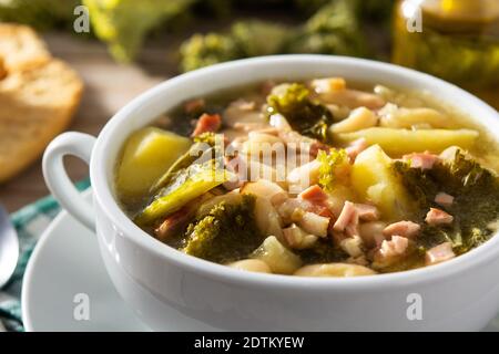 Cremige toskanische Suppe in Schüssel auf Holztisch Stockfoto