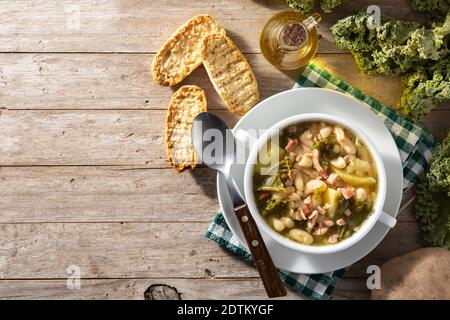 Cremige toskanische Suppe in Schüssel auf Holztisch Stockfoto